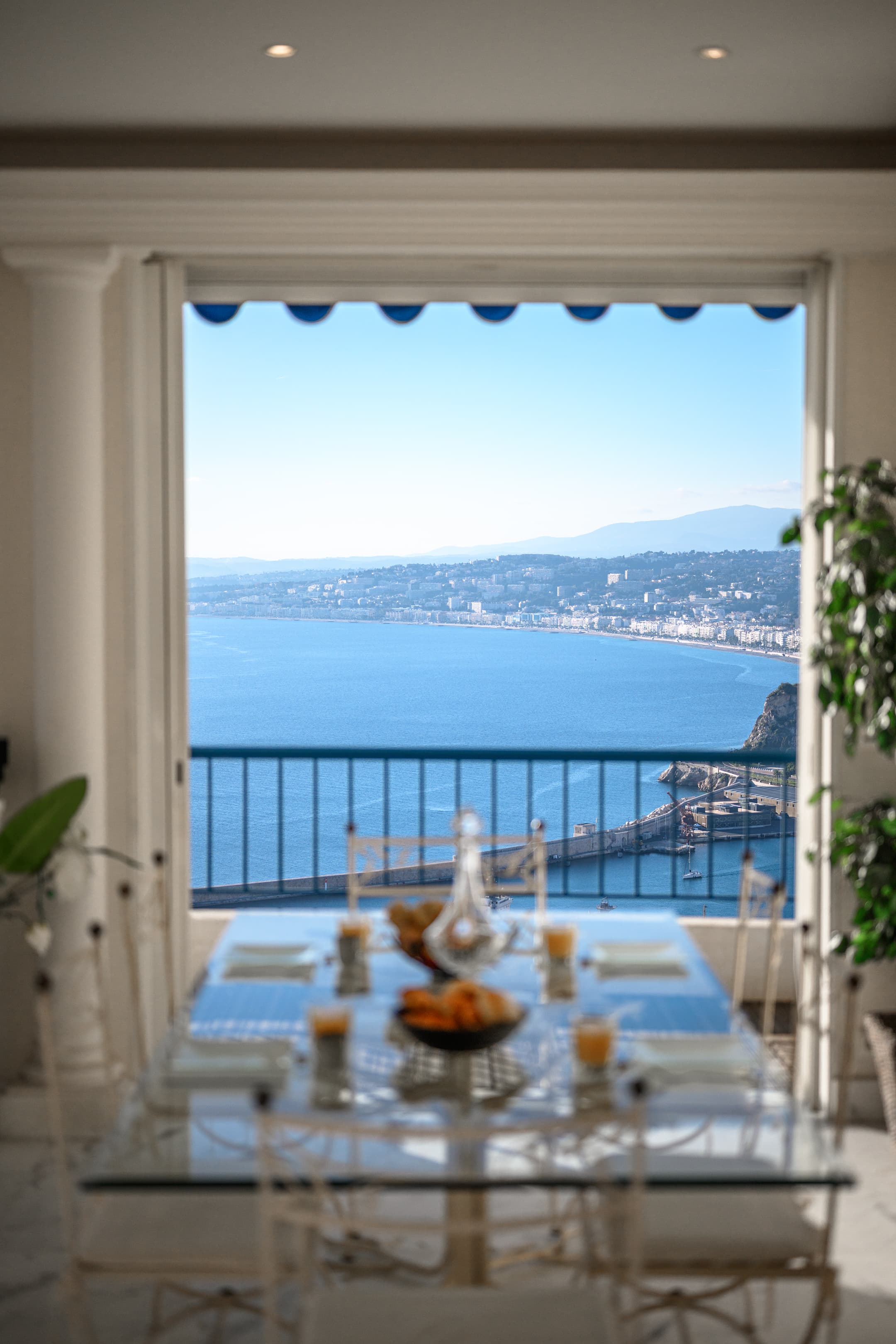 Séjour avec vue sur la baie de Nice